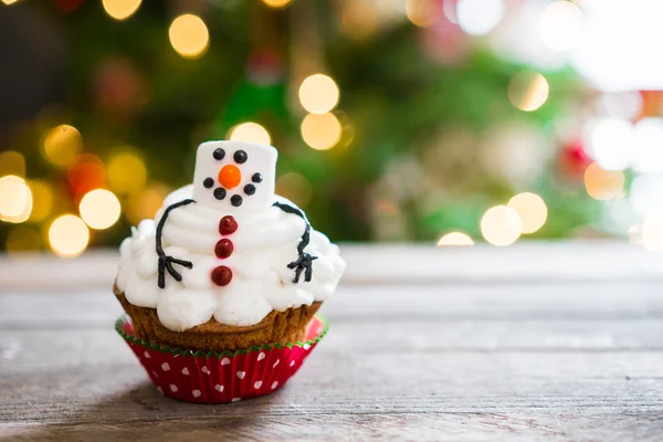 Muñeco de nieve cupcake sobre fondo de madera — Foto de Stock