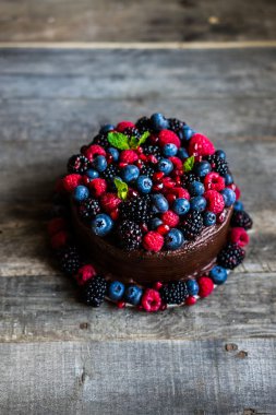 Çilekli çikolatalı pasta. 