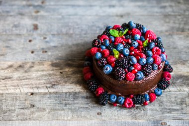 Çilekli çikolatalı pasta. 