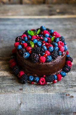 Çilekli çikolatalı pasta. 