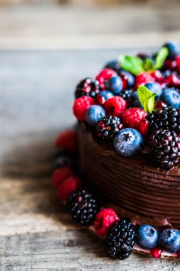 Çilekli çikolatalı pasta. 