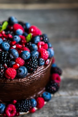 Çilekli çikolatalı pasta. 