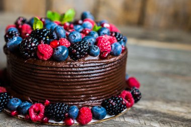 Çilekli çikolatalı pasta. 