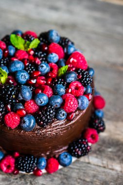 Çilekli çikolatalı pasta. 