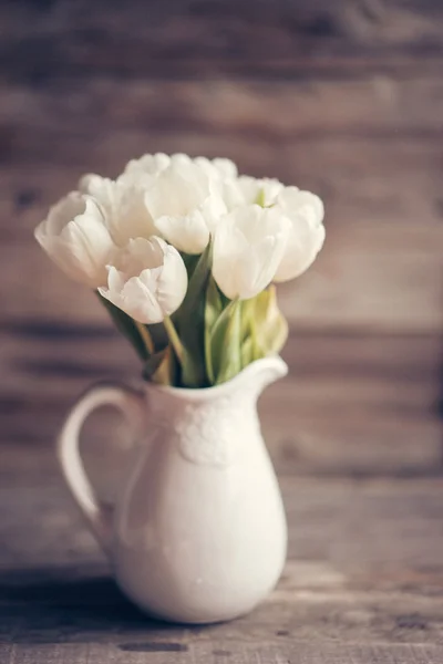 Witte tulpen in een vaas — Stockfoto