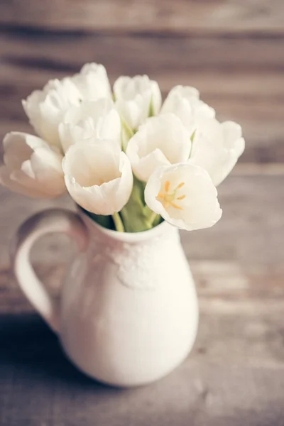 Witte tulpen in een vaas — Stockfoto