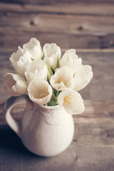 Witte tulpen in een vaas — Stockfoto