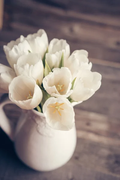 Witte tulpen in een vaas — Stockfoto