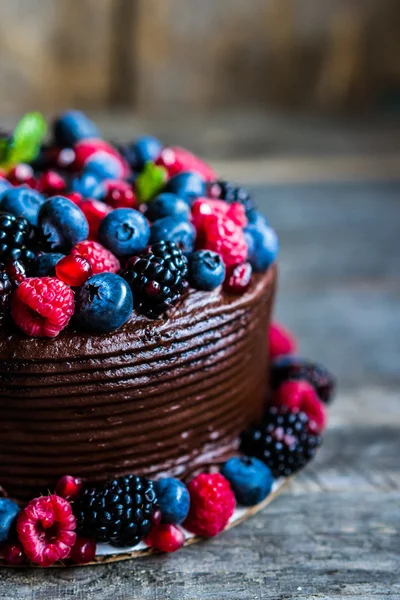 Chocolate cake with berries — Stock Photo, Image