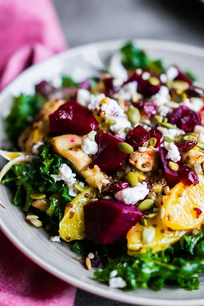 Salată sănătoasă cu pui la grătar — Fotografie, imagine de stoc
