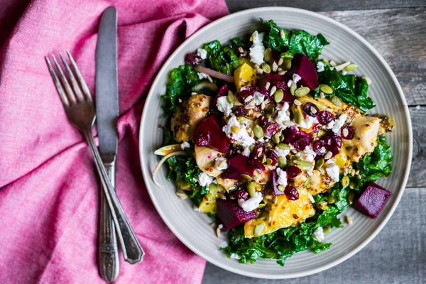 Sağlıklı ızgara tavuk salatası