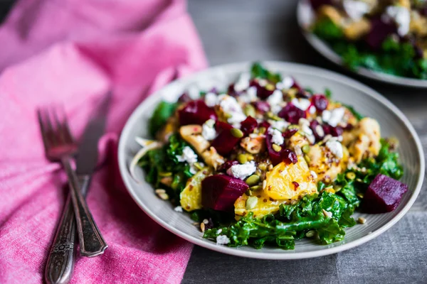 Gesunder Salat mit gegrilltem Huhn — Stockfoto