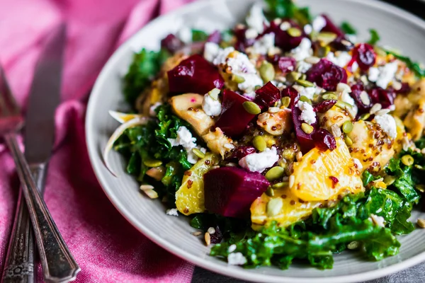 Insalata sana con pollo alla griglia — Foto Stock