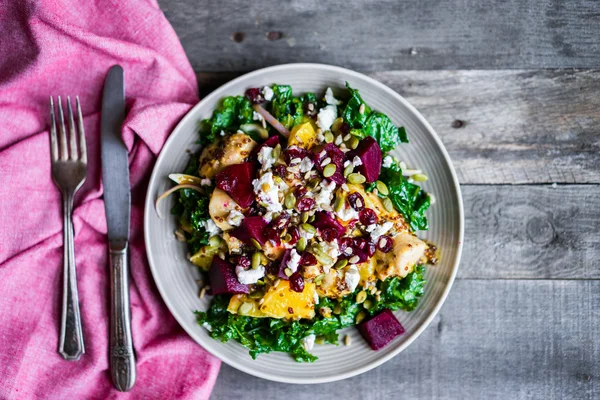 Gezonde salade met gegrilde kip — Stockfoto