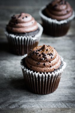 Rustik ahşap zemin üzerine çikolata cupcakes