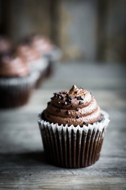 Rustik ahşap zemin üzerine çikolata cupcakes