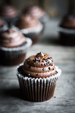 Rustik ahşap zemin üzerine çikolata cupcakes
