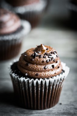 Rustik ahşap zemin üzerine çikolata cupcakes
