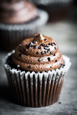 Rustik ahşap zemin üzerine çikolata cupcakes
