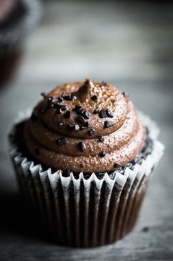 Rustik ahşap zemin üzerine çikolata cupcakes