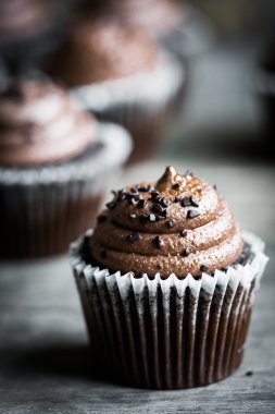 Rustik ahşap zemin üzerine çikolata cupcakes
