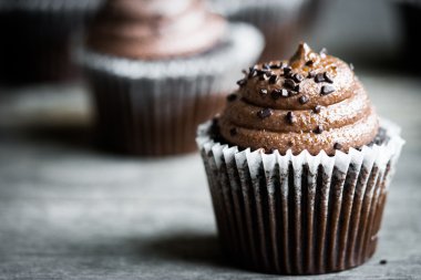 Rustik ahşap zemin üzerine çikolata cupcakes