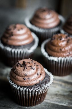 Rustik ahşap zemin üzerine çikolata cupcakes