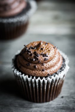 Rustik ahşap zemin üzerine çikolata cupcakes