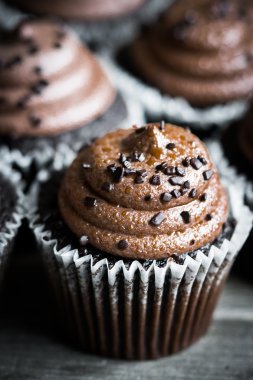 Rustik ahşap zemin üzerine çikolata cupcakes