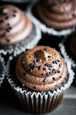 Rustik ahşap zemin üzerine çikolata cupcakes