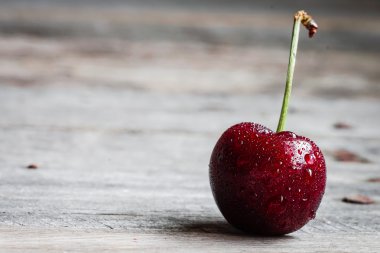 Bir kiraz ahşap arka plan üzerinde closeup