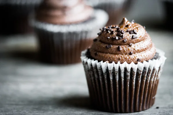 Rustik ahşap zemin üzerine çikolata cupcakes