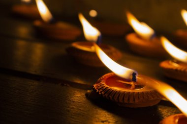 Yerde bir mum yak. Sıcak mumlarla ölünün yasını tutma kavramı..