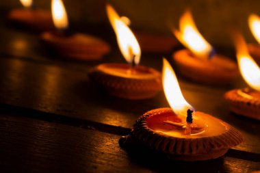 Yerde bir mum yak. Sıcak mumlarla ölünün yasını tutma kavramı..