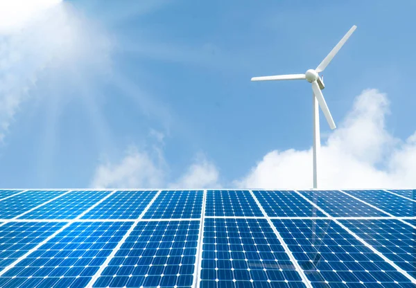 panoramik - Rüzgar türbinli güneş panelleri.