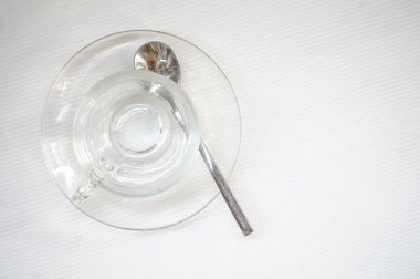 Beyaz arka planda yansımalı şeffaf cam kahve fincanı..