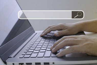 Arama kullanarak iş olanakları çevrimiçi gözleniyor.