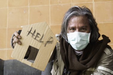 Yardım isteyen evsiz bir adam.