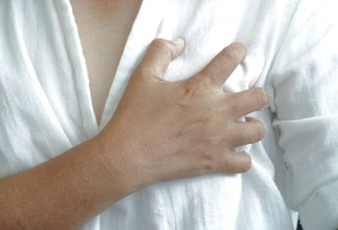 Kalp krizi geçiren bir kadın..