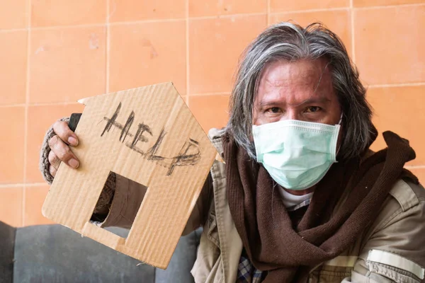 Yardım isteyen evsiz bir adam.