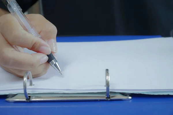 Kadınının Kontrat Imzalarkenki Görüntüsü — Stok fotoğraf