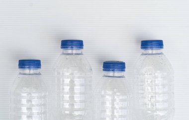 Beyaz arka planda izole edilmiş saf plastik su şişeleri