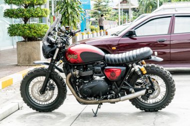 29-07-2020 Chiang Mai, Tayland, Benzin istasyonunda park edilmiş güzel bir motosiklet buldum. Yolculuk sırasında.