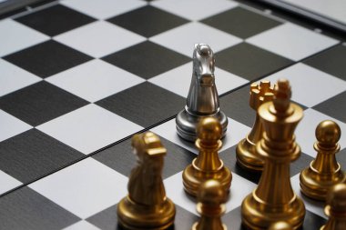 Kağıt satranç üzerinde satranç zamanlayıcıları olan satranç turnuvası masaları.