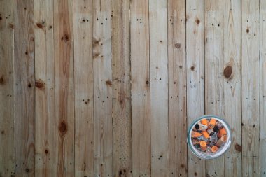 Ahşap masa zeminleri ve sigara molozları, Dünya Sigara Karşıtı Günü.