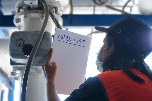 Bayan mühendisler her gün makineleri denetliyor..