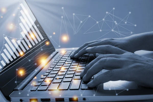 Bağlı raporlar grafikleriyle dizüstü bilgisayarda yazan kadın.