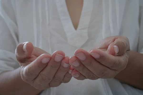 Mano Mujer Extiende Mano Para Pedir Cosas — Foto de Stock