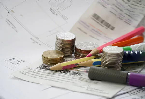 Bozuk para ve banknotların düzenlenmesi, masadaki kağıtlara not alınması..