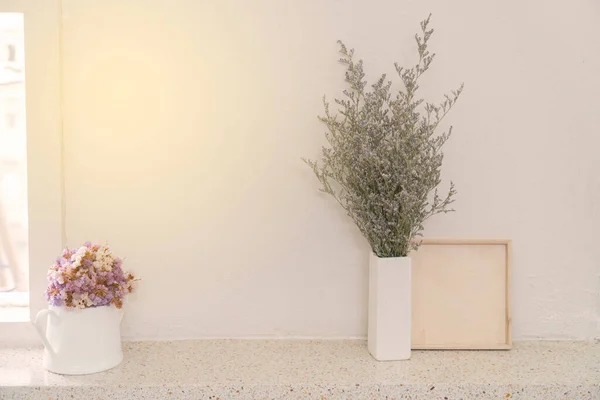 Kahve kafeteryasında saksı. Vazoda kurumuş çiçekler..